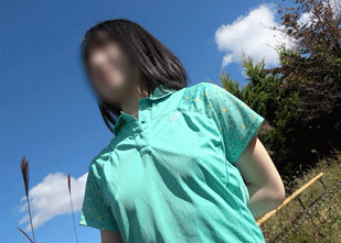 おま⚪︎こくっきり！ノーパン白スコートすとれっち！ぴったぴたのスケスケで丸見え！！