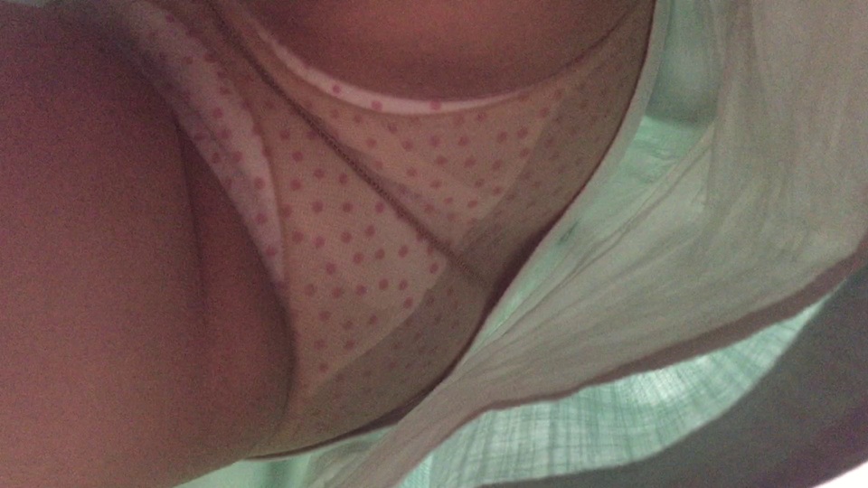 【現役OL】緑ミニスカートにピンク水玉パンティ