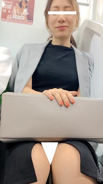 【再販】(電車対面）(顔出し）ロングスカートなのに…えちえちがとまらない…豊満な〇っぱいが隠し切れない美人OLお姉さんを観察してみました