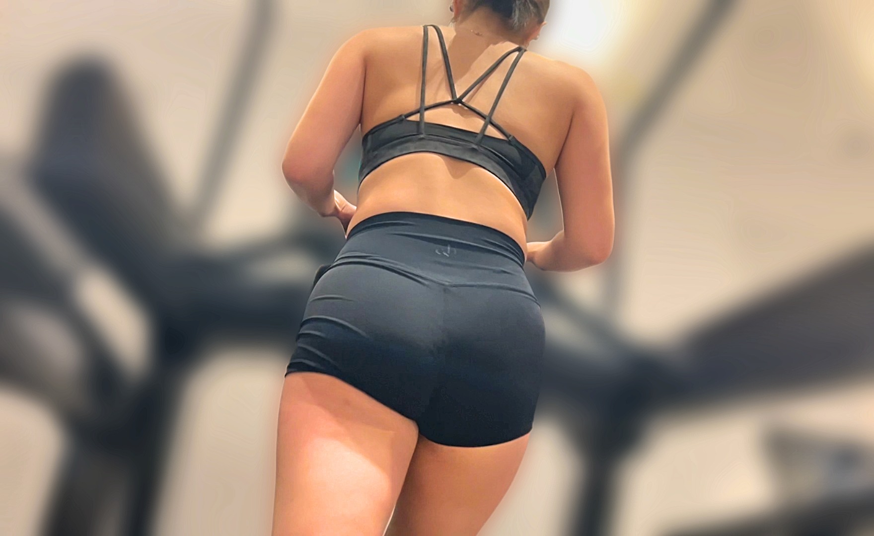 超上玉な美巨尻を堪能！エロボディを露出しつつ希少なスパッツからエロ尻をムニュらせ♂を挑発!