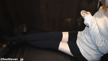 【動画】超高身長１９才の洗ってない臭ニーハイ！デカ素足！黒下着！