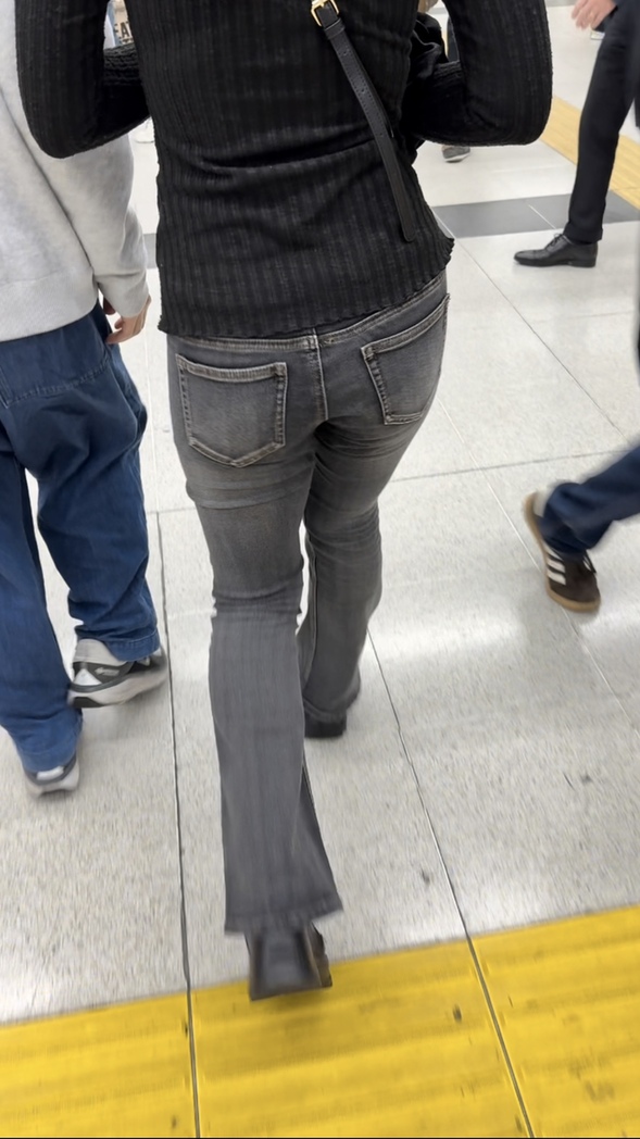 デニム女子コレクションVol.85 お尻をムニムニさせながら歩くお姉さんと濃いブルのー美尻フレアデニムのお姉さん