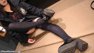 【動画】１９の代の１８才ちゃんのその日穿きなのにめっちゃ臭かったニーハイ！同じく臭った素足！薄ピンク下着！