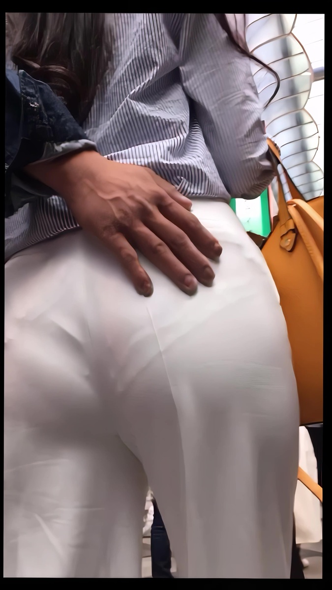 78触りたくなる美尻