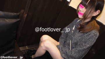 【動画】細身美脚１８才の厚底素足穿き！ゴミ付着素足！染みあり生パンチラ！Cカップ生おっぱい！