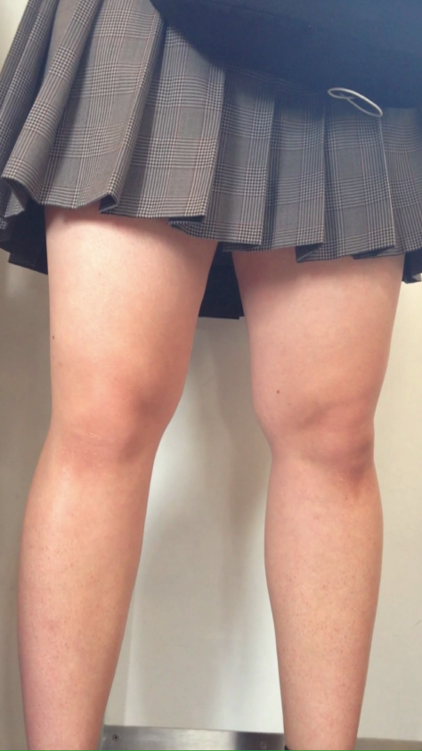 がっつりすぎるミニスカK生脚を至近距離で
