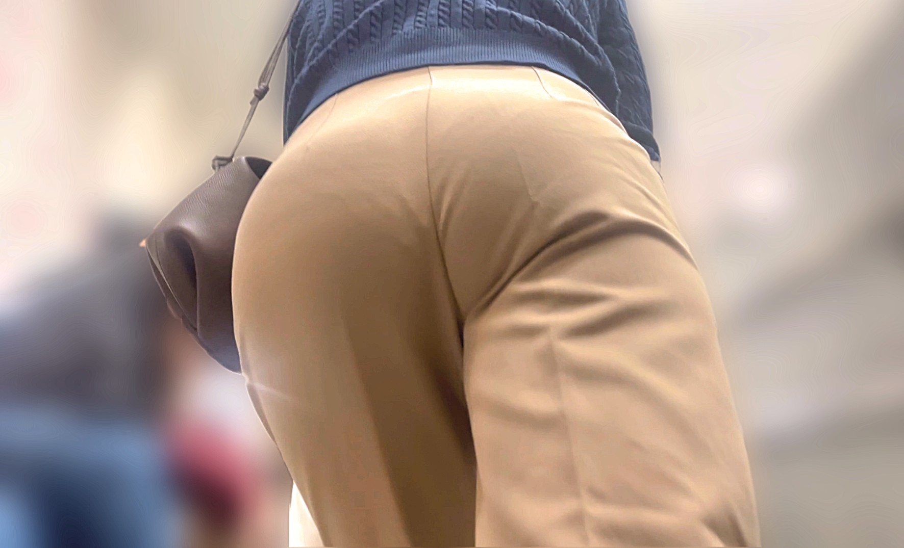 超Sクラスのエロ美尻とムッチリ巨尻を堪能！パツパツな尻をムニュらせ食い込むパンティラインで♂を誘う!