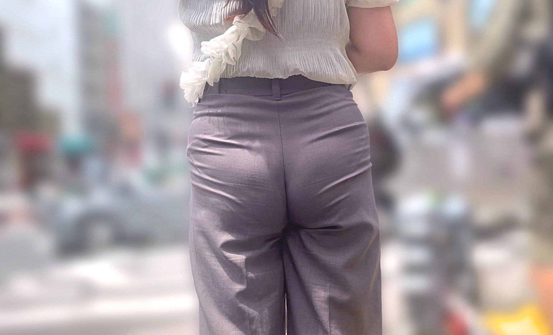 下品なムニュ巨尻を堪能！肉厚デカ尻と豪快にパンティラインを浮き出して男を挑発!