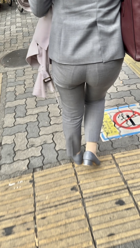 働くお姉さん達Vol.13 パツパツパンツスーツのお姉さんと黒パンストの美人OLさんとリクスーのお姉さんの三本です