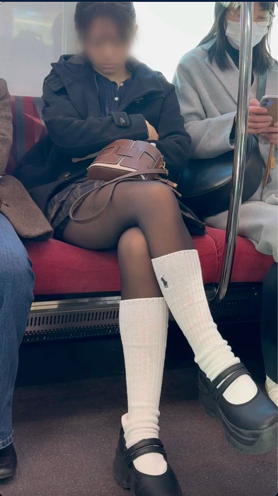 【再販】脚を組む超絶S級美人女子生の極上黒パンストからの太ももを対面から密着