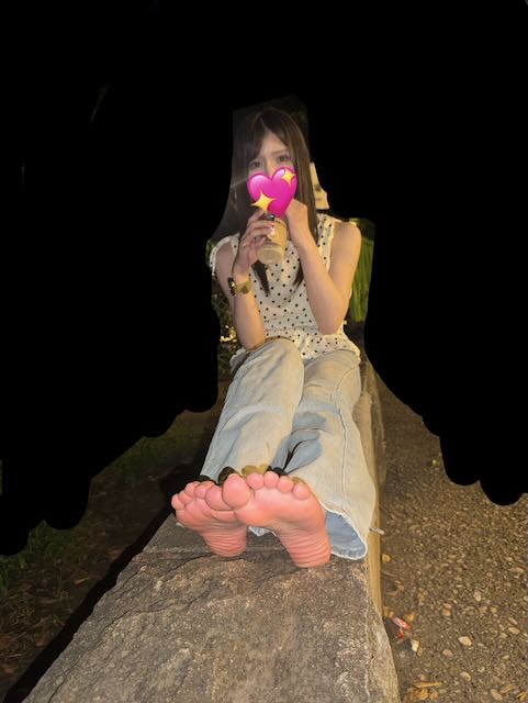 都会の美人お姉さん夏のサンダル素足足裏とペディキュアつま先