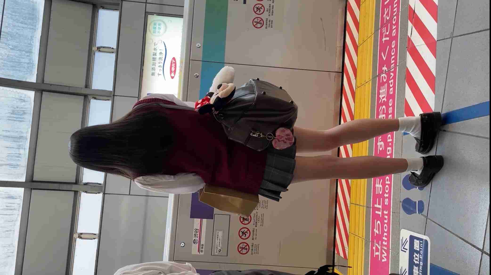 【再販】エロカワイイ！！駅のホームで待つJK３人　チェックスカート編