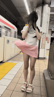 地下鉄ホームの風ぱんちら動画(๑•ᴗ•๑)あえてめくれやすいスカートで行ったよ