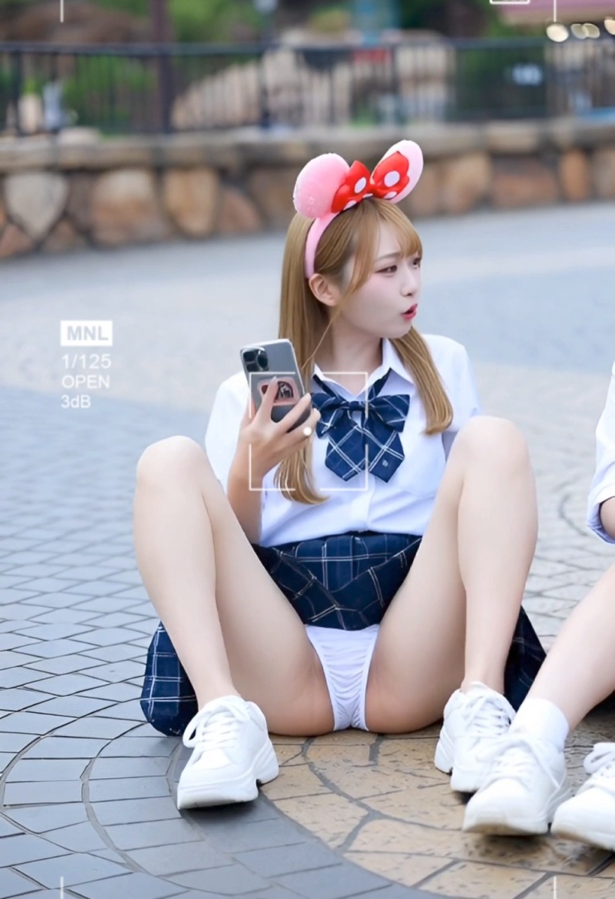 【動画】おしゃべりに夢中でパンツが見えても気にしないギャルJKを隠し撮り！