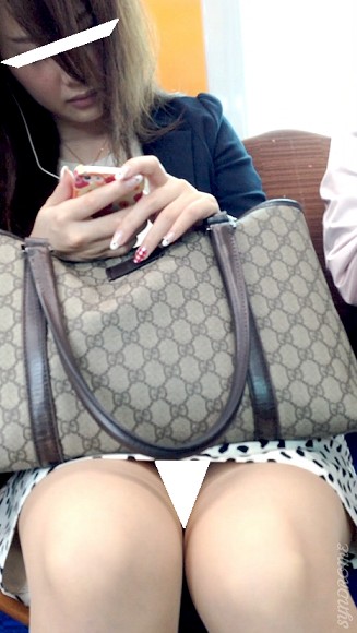 【再販】(電車対面）(顔出し）ヒットアンドアウェイ…電車の揺れに合わせて…タイトミニ▼ぎりぎりまで迫って…OLお姉さんを観察してみました