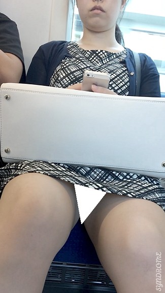 (電車対面）(顔出し）ワンピースからむき出しのパンストあんよをくぱぁ～っと緩めちゃう…〇っぱいの豊満さを隠し切れない若奥さま観察