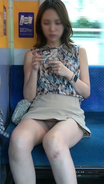 【7月21日まで顔モザなし】ミニスカートの超絶美人ギャル姉さん、足癖悪くてチラどころかパンモロ[4K動画][顔出し][ドアップあ