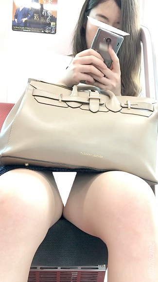 【再販】(電車対面）(顔出し）パンプスからそそり立つ…艶々スベスベな色白パンストあんよを惜しげもなくがっつりひらいちゃったOLお姉さん…