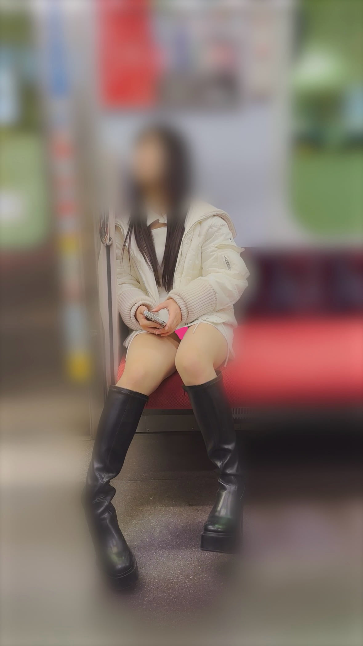 【カクシドリFile.09】真っ赤なパンティー！？駅で発見した白の服にロングブーツの今時清楚美女を盗撮！！