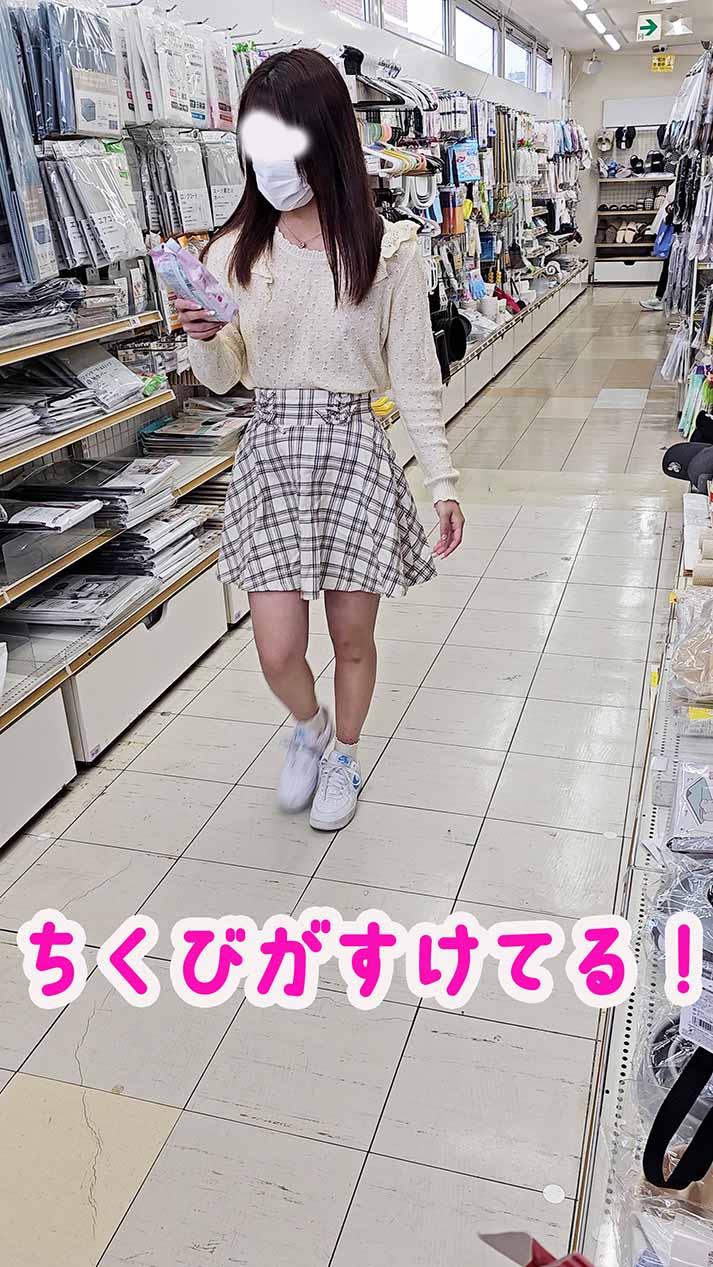 【再販】服から乳首が透けてしまっているこのお買い物。隙間からちら乳首あり