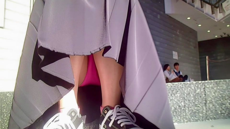 タピオカを飲むロンスカ女子の油断した一瞬を見逃さない座りPチラ