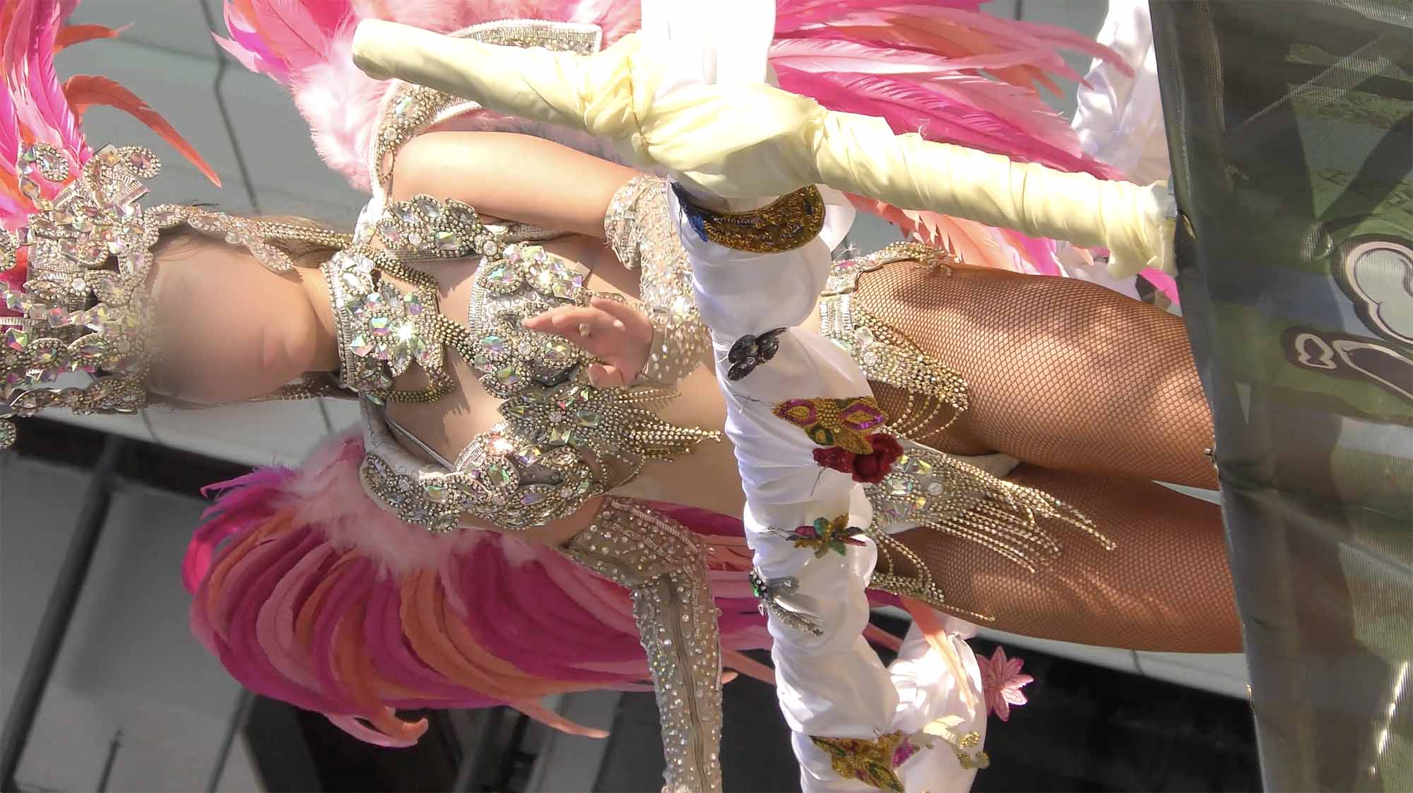 【フェチ動画】山車の下からローアングル！セクシーな股間にポテっとした唇とルックスが美しいフェロモンムンムンゴールデンダンサー