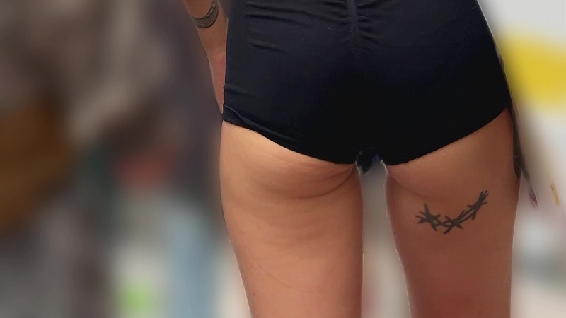 【再販】規格外！ピチピチホットパンツから下尻が丸見え(/ω＼)