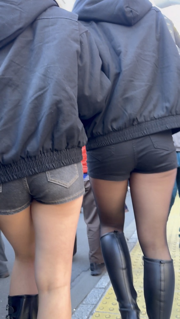 010 ショートパンツ女子2人組