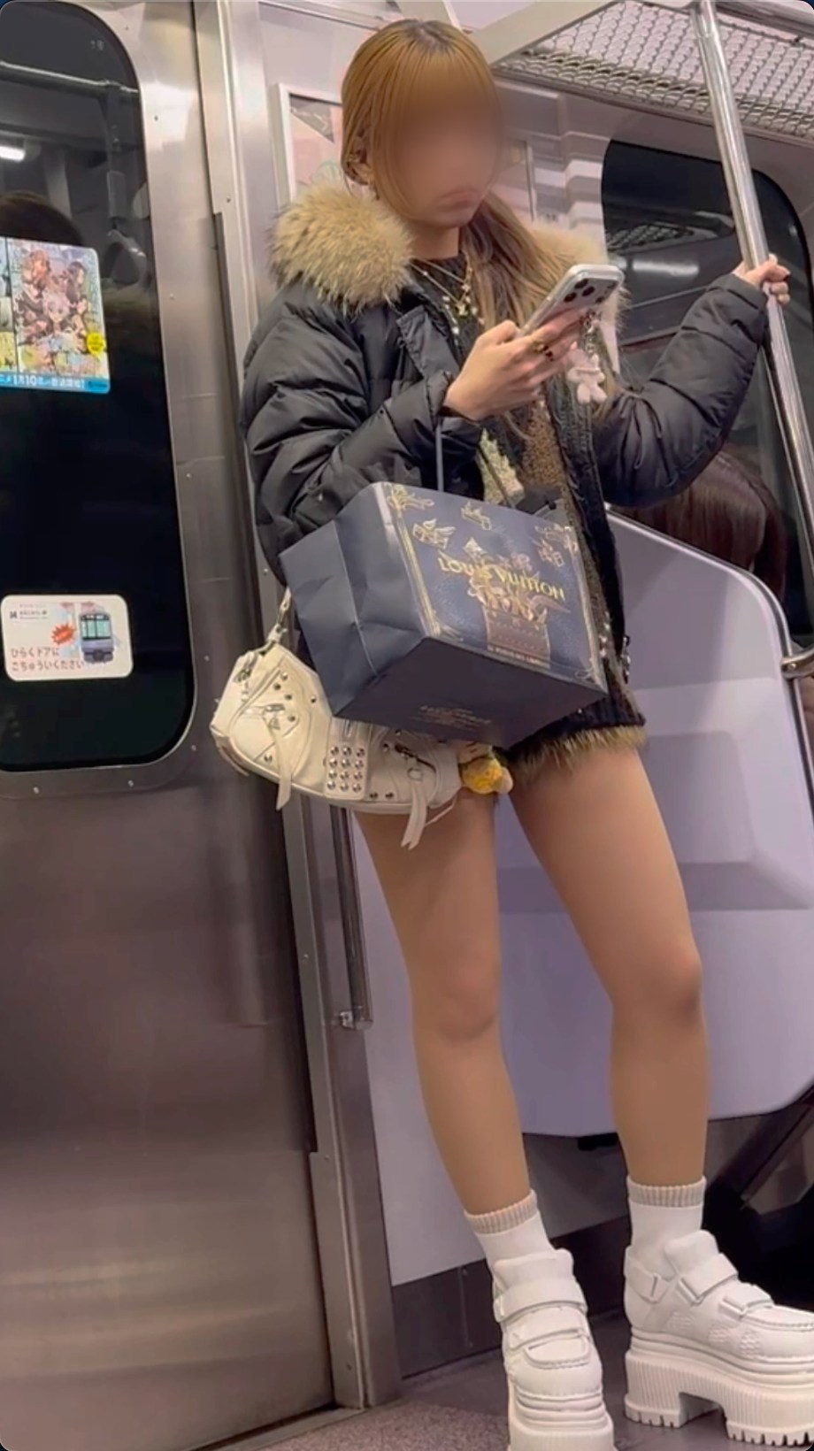 【再販】エロいフェロモンを放出中！短すぎるショーパンS級美女お姉さんの立位美脚に注目です！