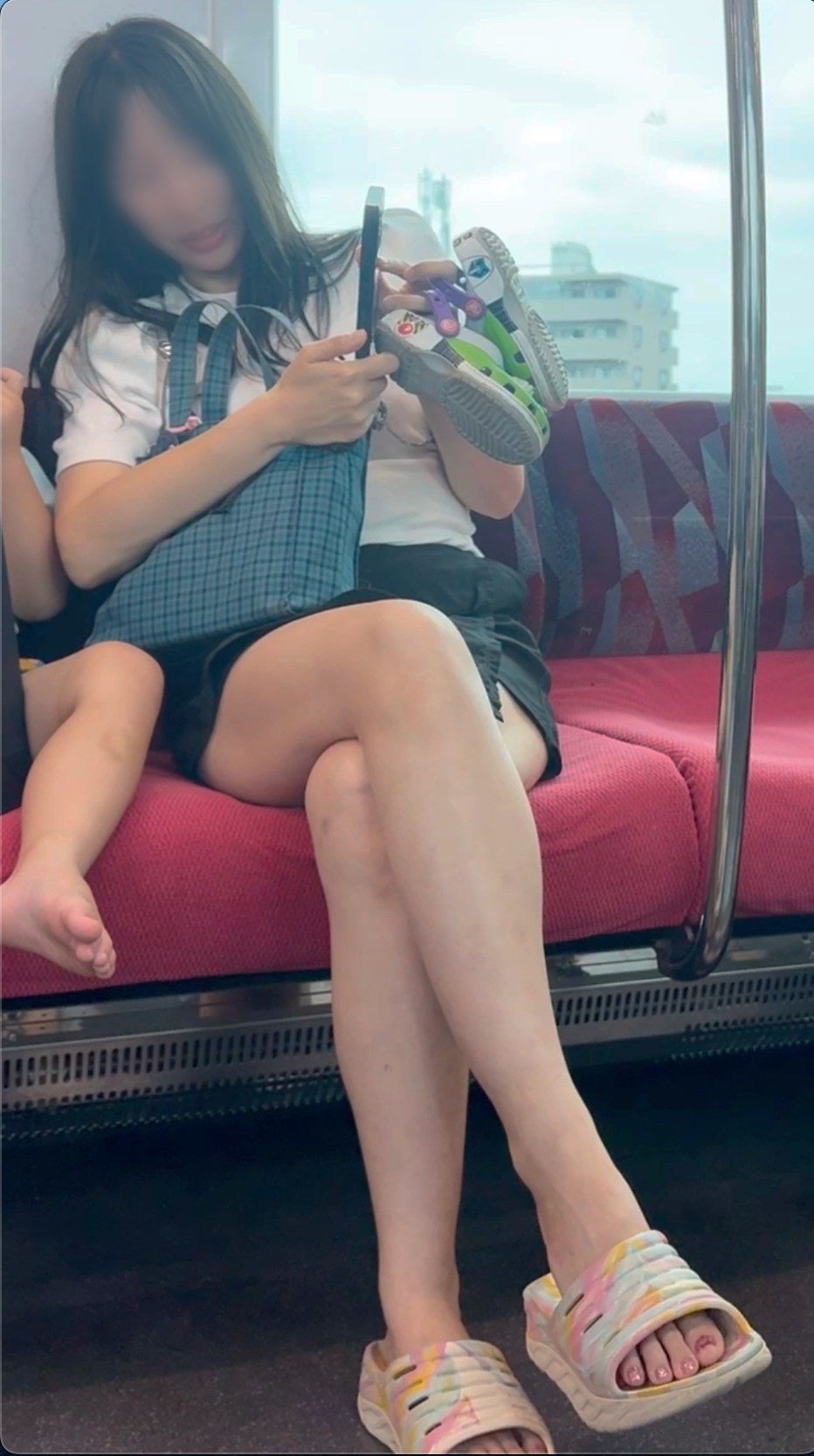 【再販】足を組んで太ももが露わになるS級美人人妻の真上対面からのエロ過ぎる生脚美脚