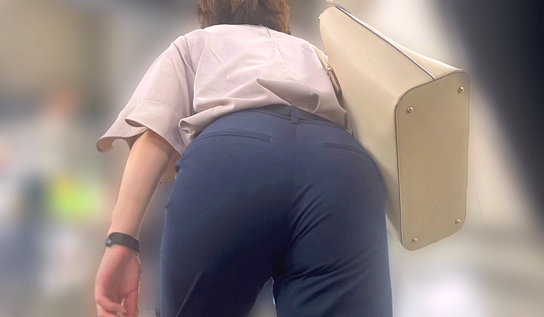 街中の素人OLのエロ尻３連発！自慢のスケベ尻をムニュらせて♂を挑発!