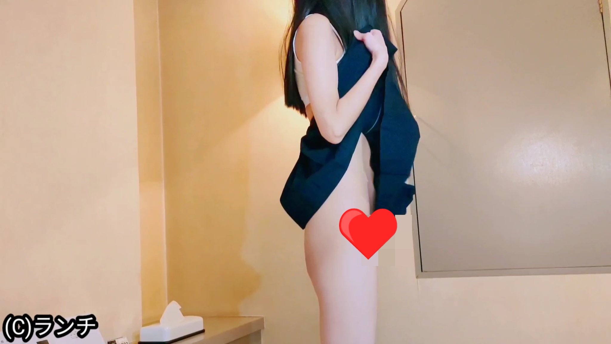 【再販】ひまりちゃん【8作目】『風チラ』に挑戦!!風で捲れ上がるスカートを真下からとローアングルで撮影しました。スレンダー体型も最高です