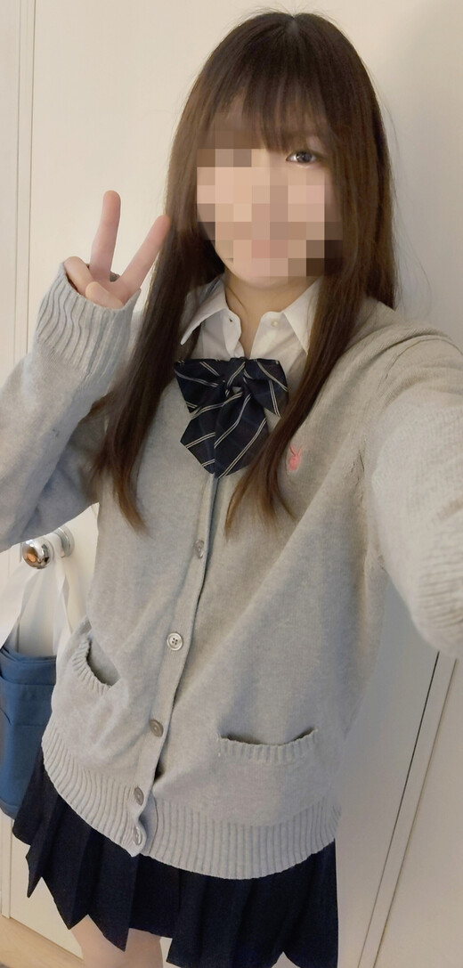 普段の処女オナニー覗き見してください！最初はまったりと携帯いじって未使用まんこぐりくり♡