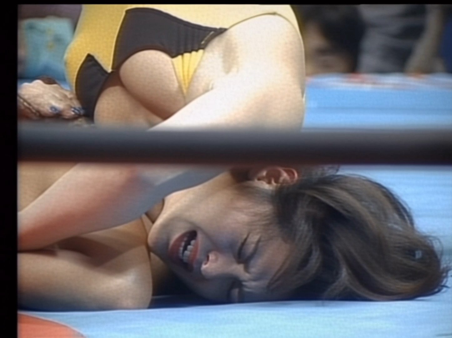 大人気アイドル女子プロレスラー　非力なブリッジが崩れて力尽きてしまう