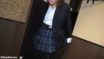 【動画】リピート撮影むち脚１９才の通ってた制服で撮影！使ってたローファーで蒸れ臭くなった黒スニソ！素足！生パンチラ！