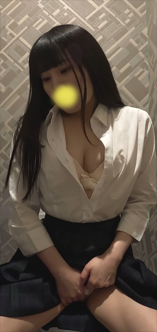 デパートのトイレでこっそりオナニーしちゃうJK192　あどけなさを残す純粋な女の子が立ちオナ痙攣イキ