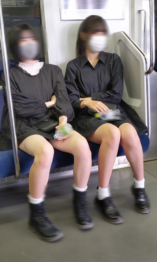 【再販】電車対面8 ミニスカワンピの股間から布がチラチラ見えてます