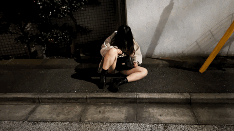 【清楚系JDの闇】太ももに刻まれた辛い過去　私だけが知る彼女の秘密を深く抱きしめた寒い夜