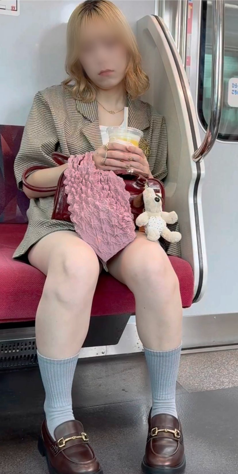 【再販】金髪ギャル系お姉さんのショーパン生脚を対面から間近で観察！