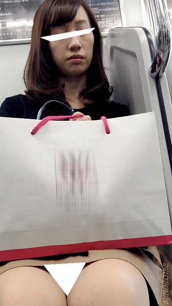(電車対面）ぷるぷる…厚みのあるエッチな感じのくちびる…頭のてっぺんからつま先までお洒落に気を遣う…キレイなOL奥さま観察記録…