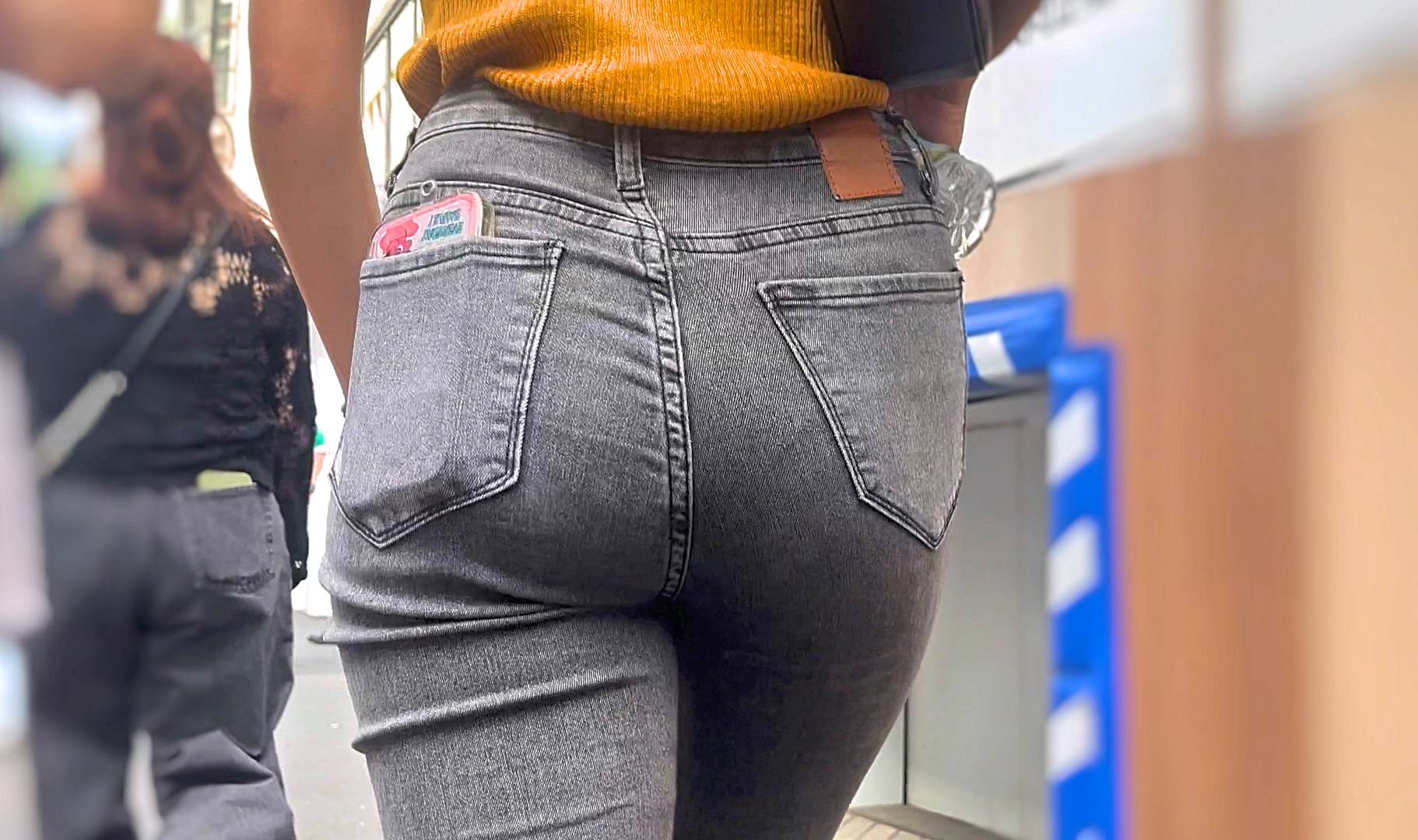 超Sクラスのエロケツ女子大生を堪能！ジーンズ越しに美尻をガチパッツンさせて食い込みで♂を誘う!