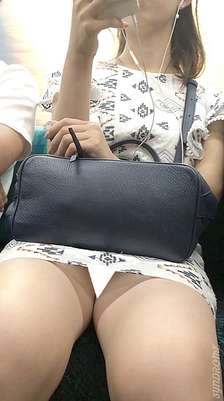 【再販】(電車対面）(顔出し)タイトミニのワンピースから…色白のむっちりふとももちゃんをむき出しにしちゃう…可愛い女子大生お姉さんを観察