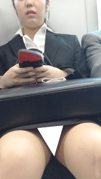 (電車対面）（顔出し）スカートからむき出しのパンストあんよを無防備にくぱぁ～っと大胆にひろげちゃう…リクスー女子大生お姉さんを観