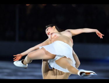 あるスケートショーにて、男女ペアで、ミニスカートで滑り白アンスコ・乳首が丸見え