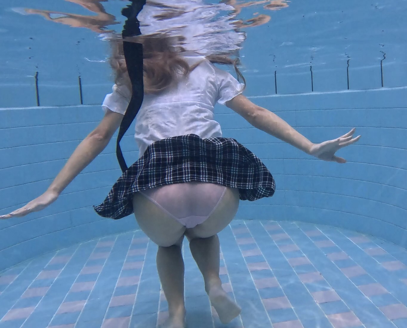 【水中えっち】完全顔出し衝撃作品でこんなことした人いるの？水中で制服生えっち