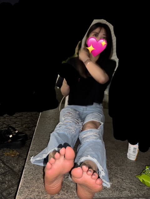 23歳夏のお仕事終わりモデルさんのしっとり系素足足裏とつま先＆普段使いサンダル