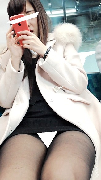 【再販】(電車対面）(顔出）ニットのタイトミニな黒のワンピースをお召しになって…魅惑の▼ぞーんの奥に…チラチラさせちゃう女子大生お姉さん