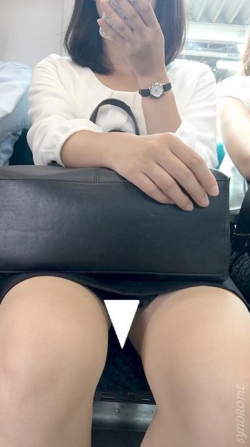(電車対面）(顔出し)むき出しの…肉付き良好な…ムチムチなパンストふとももがくぱぁ～っとエロく緩むご様子にフォーカスしてみました