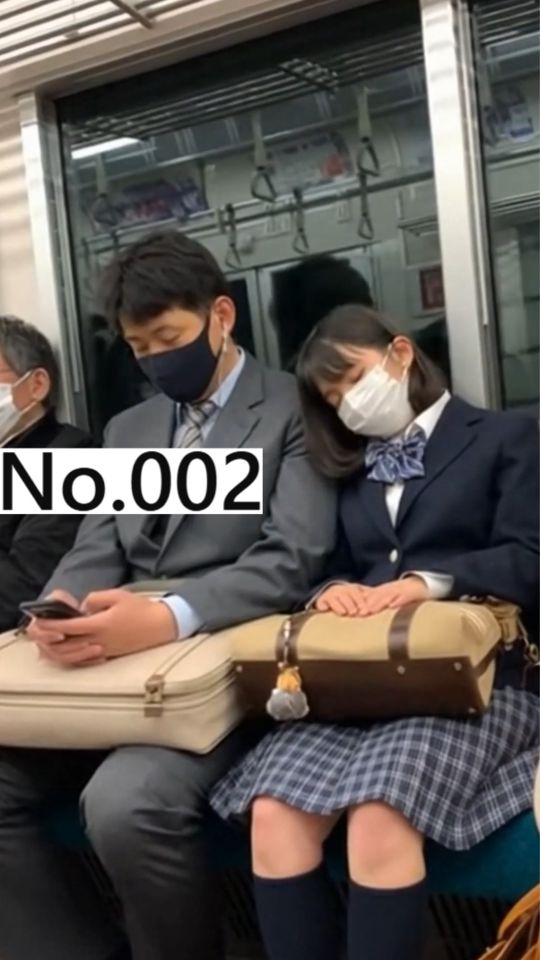 電車内で居○りする制服女性 ～私立風、白カバンのグレースーツ男性を添えて～ No.002