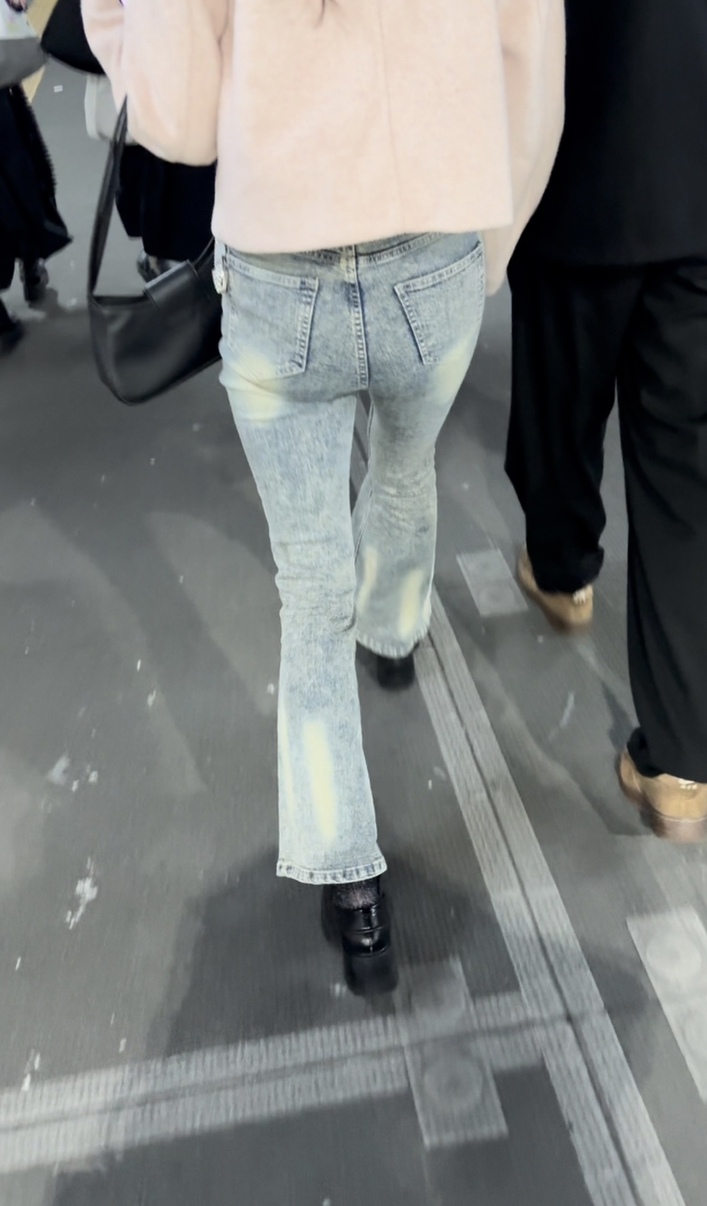 デニム女子コレクションVol.77 美脚のフレアデニムのお姉さんとお尻に装飾があるデニムのお姉さん